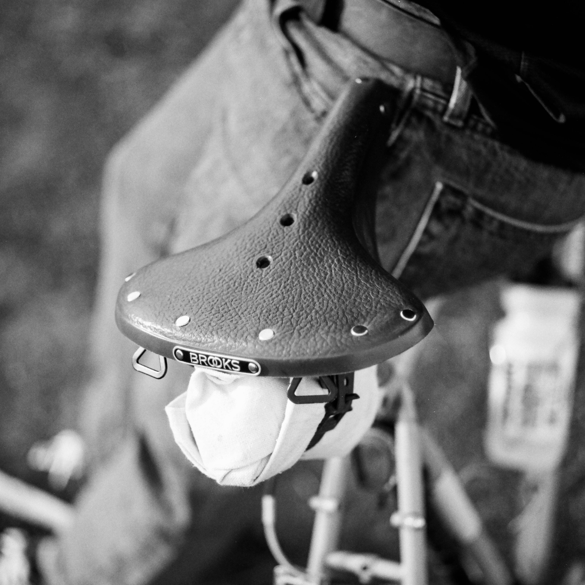 B68, wide leather bike saddle for upright riding comfort B68, wide leather bike saddle for upright riding comfort